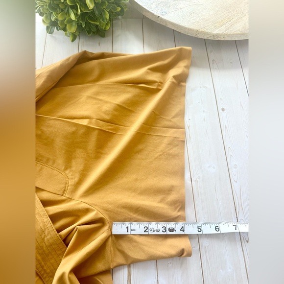 Athleta Skyline Short II in Tuscan Gold Size 10 - Picture 9 of 9